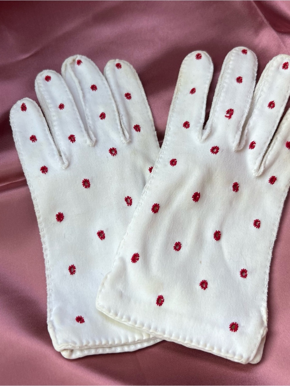 Vintage Women’s Gloves white with red eyelet detail